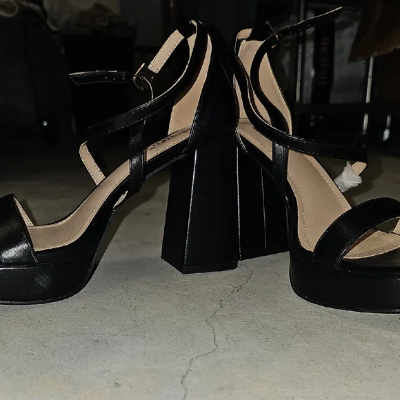Nwot Black Platform Strappy Heels - Picture 5 of 7